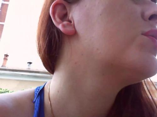 Nicoletta nel suo giardino condominiale si prova degli orecchini video su richiesta per gli amanti delle orecchie